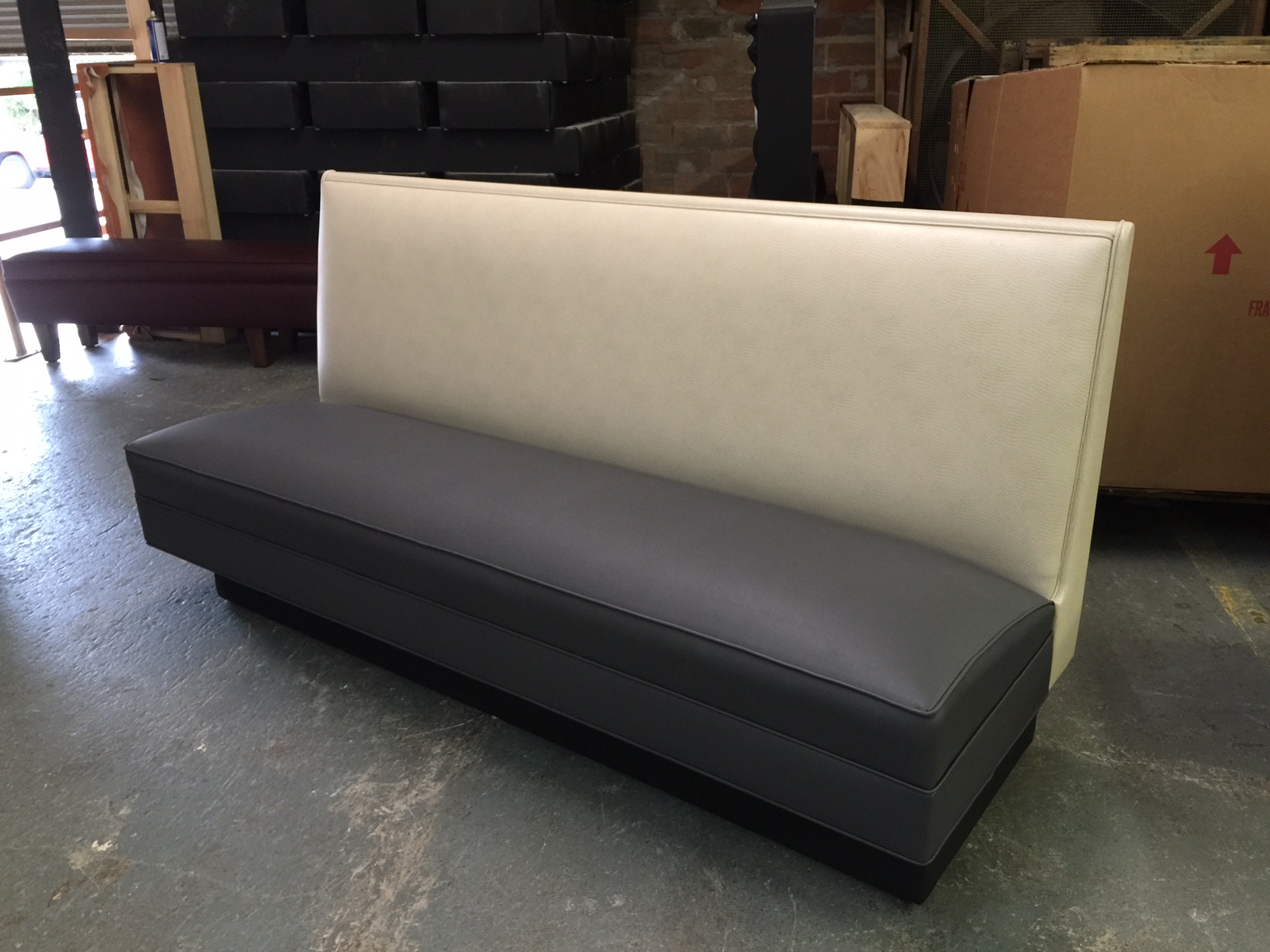 Legante smooth back standard booth seating